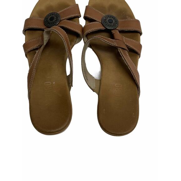 Munro Tan Leather Medallion Strappy Sandals Size 8 - Picture 9 of 9